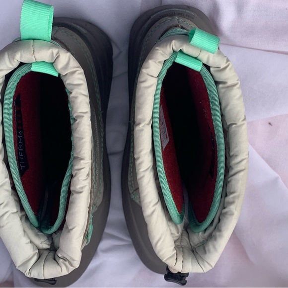 The North Face Waterproof/Insulated Boots (Size 4) Gray w/Seafoam Green Trim - Picture 14 of 16